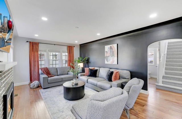 Luxury 5-Bedroom Home, Mins from Downtown Minneapolis
