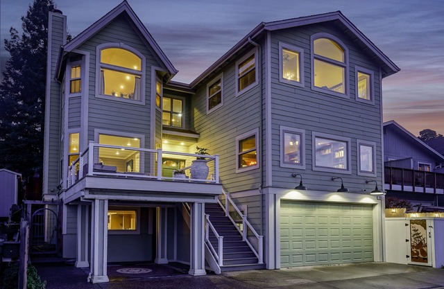 LUXURY 5 BEDROOM HOME WITH VIEWS OF THE BAY - SLEEPS 13