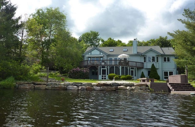 Luxury 5-BR LAKEFRONT Home with hot tub!