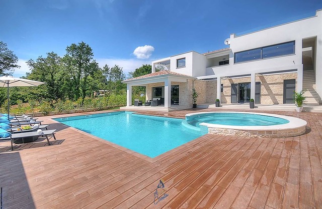Luxury 5-BR villa with double pool and rooftop jacuzzi
