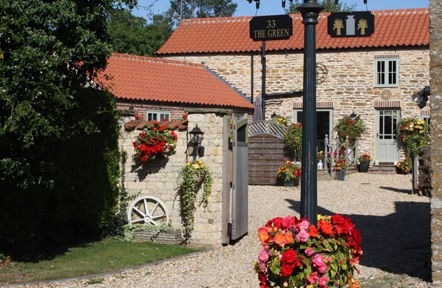 LUXURY 5* GOLD CONVERTED BARN WITH HOT TUB.TRADITIONAL VILLAGE NORTH OF LINCOLN