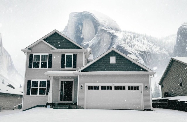 Luxury 5BR 3.5B sleeps 17 w/Hot Tub, Home Theater near Skiing, Golf, & Bars