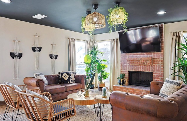 Luxury 5BR Getaway w/Pool, Hot Tub & Cinema