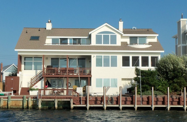 Luxury 6 bedroom bayfront home: pool, sleeps 14n Aug. 15 - Labor Day: Discounted