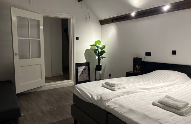 Luxury 6 person apartment city center