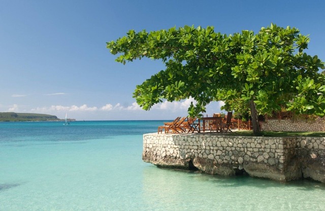 Luxury 7 Bed Private Beachfront Villa in Discovery Bay - Fully Staffed