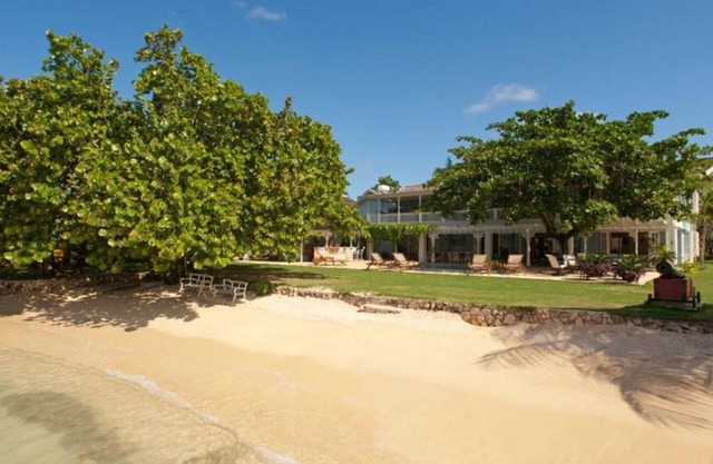 Luxury 7 bedroom private beach front villa in Discovery Bay