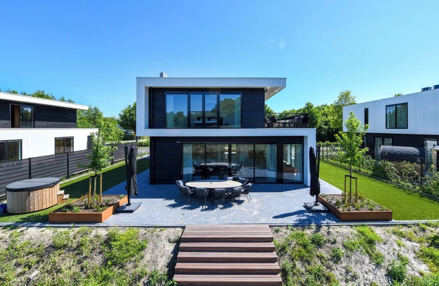 Luxury 8-person villa on the water with hot tub, private jetty, spacious terrace and 4 bedrooms. Located at Villa Resort Harderwold, near Harderwijk and the Veluwemeer!