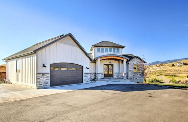Luxury Amenities, Game Room, Pool & Hot Tub Access!