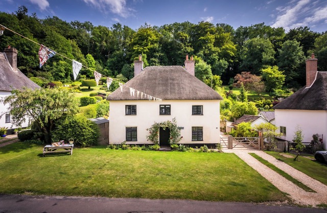 Luxury and Child-friendly Cottage Sleeps 6 in Unique Milton Abbas