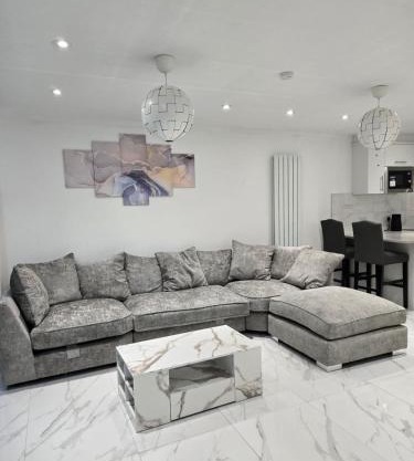 Luxury and stylish 3 bedroom house or Apartment in Greenhithe - Available for booking as individual Room or as a Whole apartment - 11mins walk to Greenhithe Train Station, 7 mins drive to Bluewater shopping mall