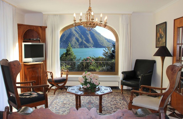Luxury apartment Brè Castagnola-lake,indoorpool,aircondition,park,private street