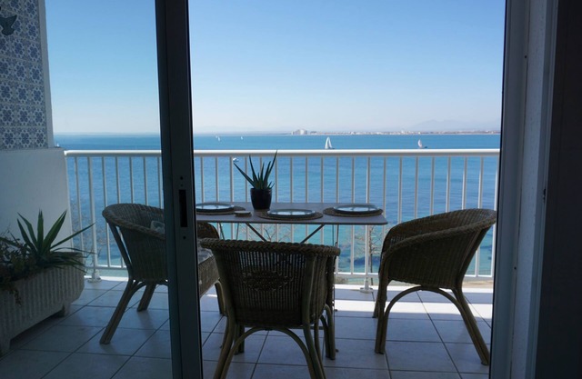 Luxury apartment by the sea with stunning views!
