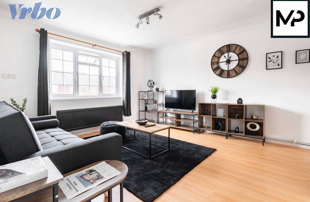 Luxury Apartment For Short Lets and Serviced Accommodation Epsom with Parking