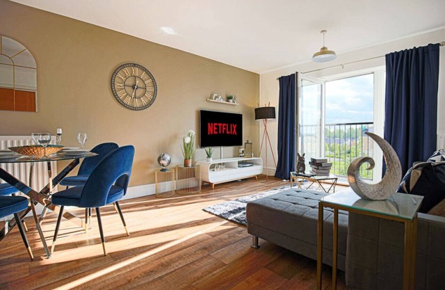 Luxury Apartment with Balcony, Parking & Fast Wifi
