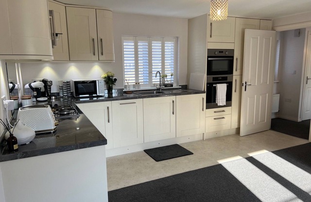 Luxury apartment in central Lichfield. Free parking. Sleeps up to 6 people