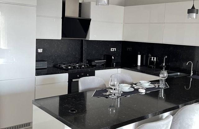 Luxury Apartment w/ Pool, Subway & Shopping Mall