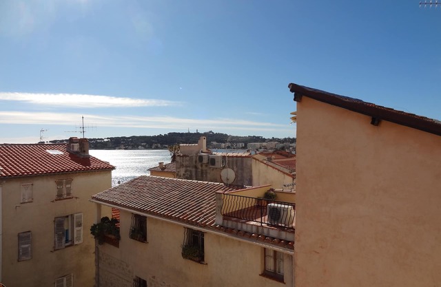 luxury apartment with sea view, terrace, and 1 minute to the beach