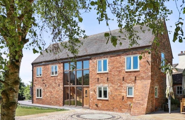 Luxury barn conversion with hot tub (sleeps 10)