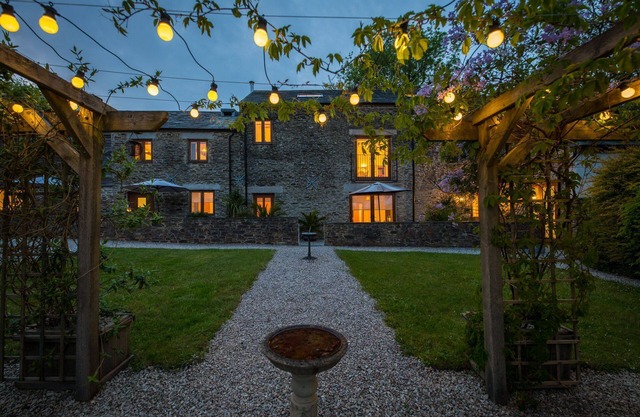 Luxury Barn Conversion, hot tub & EV charger - An ideal family and friends getaway