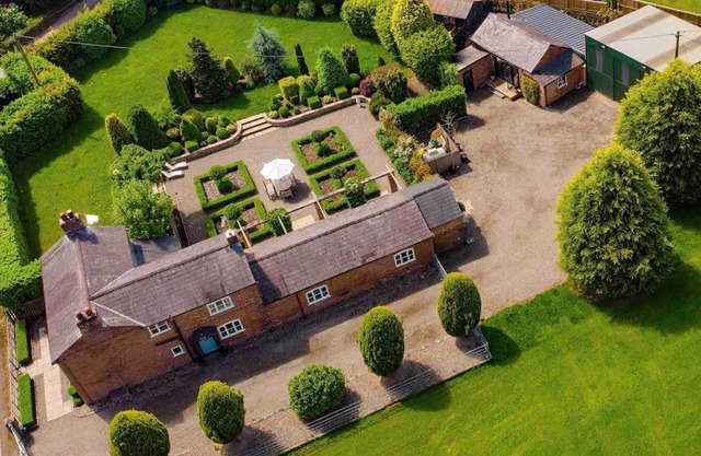 Luxury Barn with Hot Tub, Spa Treatments, Private Dining
