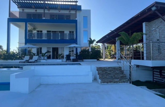 Luxury Beach Front Villa with Private pool and stunning Ocean View!