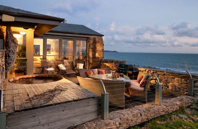 Luxury Beach House Rental with Hot Tub, 30 meters to Beach