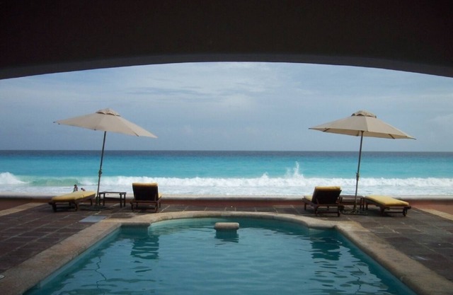Luxury beachfront huge 4 bedroom IN HOTEL ZONE 1 mile form La ISLA Shopping