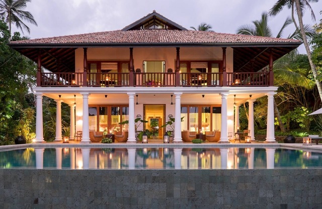 Luxury beachfront pvt Villa 4 BR fully staffed Infinity pool 8-12 pax