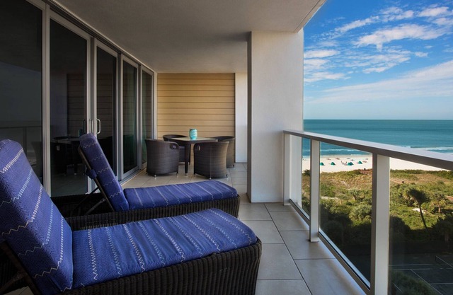 LUXURY BEACHFRONT CRYSTAL SHORES RETREAT + PREMIUM AMENITIES, 2-BEDROOM VILLA