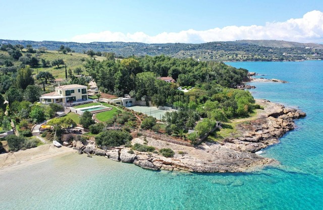 Luxury Beachfront Villa with Swimming pool and Tennis Court