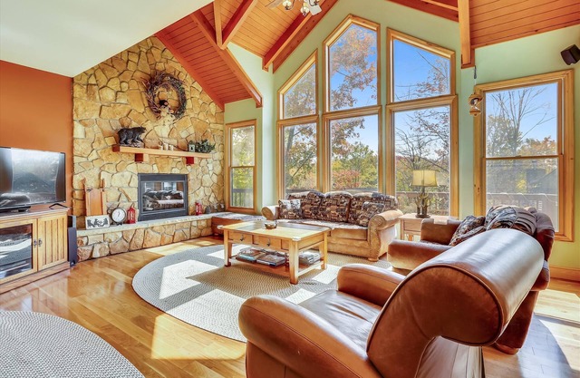 Luxury Cabin, HIGH SPEED INTERNET, Central Location, Pet Friendly,Mins to trails