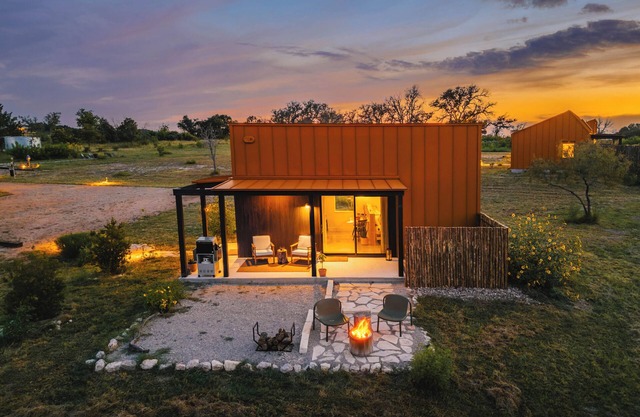 Luxury cabin in the center of the Texas Wine Country; large private porch w/hot tub, gas grill and fire pit; pet friendly