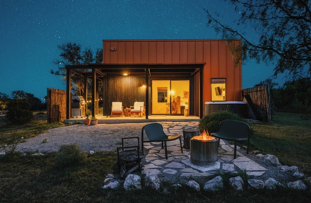 Luxury cabin in the center of the Texas Wine Country; large private porch w/hot tub, gas grill and fire pit; pet friendly