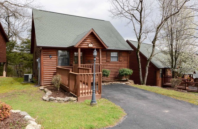 Luxury Cabin! King Bed, Full Kitchen, Fireplace, Wooded Views! | A6