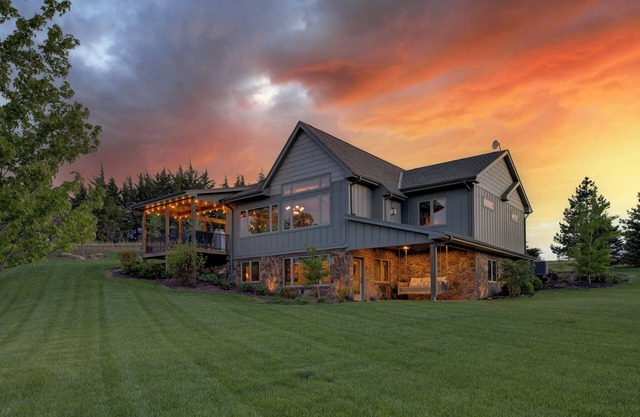 Luxury Cabin Overlooking Lake Wanahoo