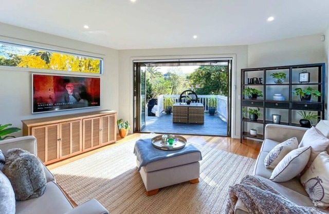 Luxury Camberwell 3BR Retreat | Sunny Deck & Yard
