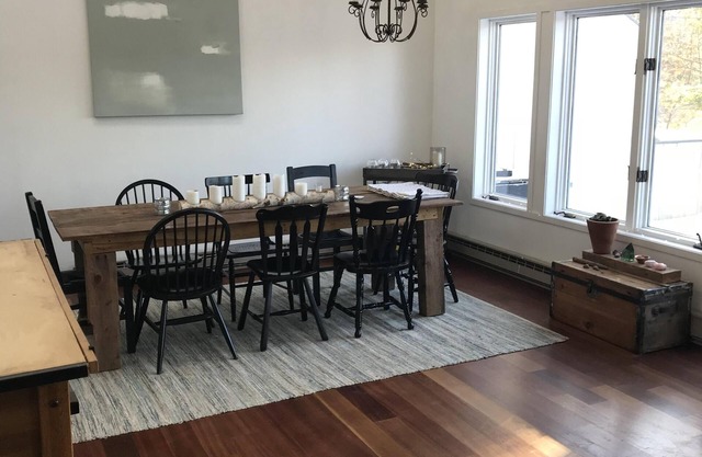 Luxury Catskill Townhouse. Pool. Game room. 4 Bedroom 3 Bath.