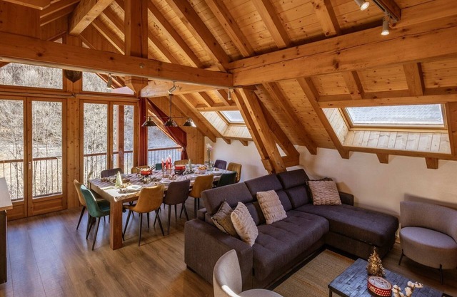 Luxury Chalet for 12 with Sauna, Jacuzzi, Near Ski Lifts and Hiking Trails