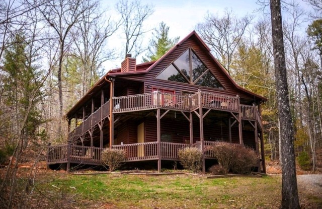 Luxury Chalet w/Views, Wi-fi, Hot Tub & Pool Table