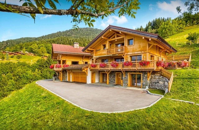 Luxury chalet with swimming pool and jacuzzi