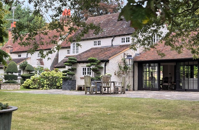 Luxury characterful home in 1 acre with pool in Burhill Park Golf Club, Surrey