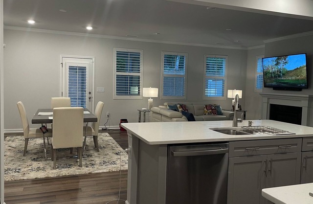 Luxury Charming 2-bedroom townhome with WiFi and AC in Pleasant Pittsboro