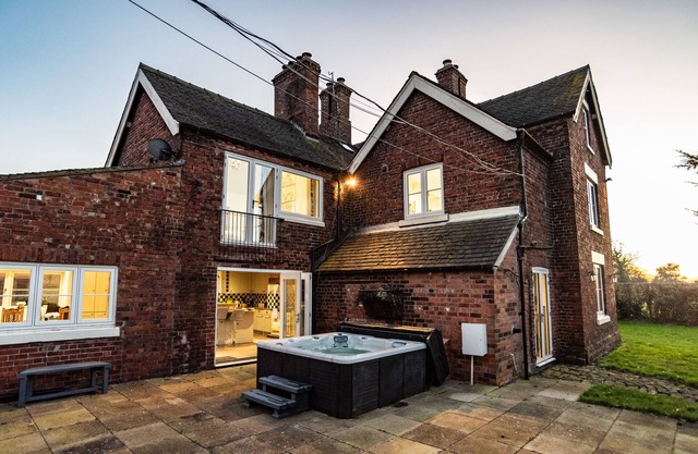 Luxury Cheshire Farmhouse Sleeps 14