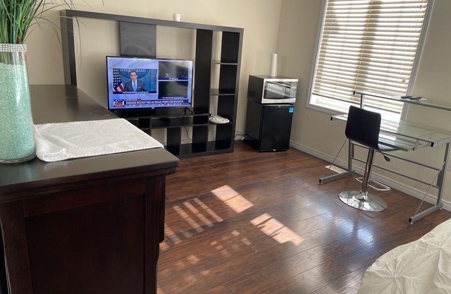 Luxury Chic 1BED Detached house in Central Brantford