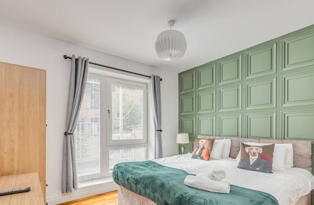Luxury City Centre Apartment w/Balcony & Parking