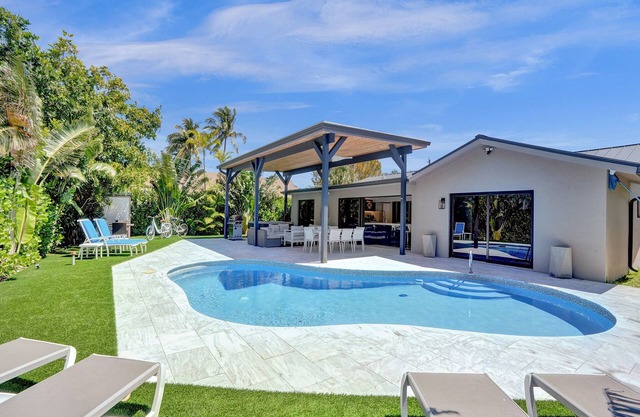 Luxury close to beach/heated pool and hot tub/pool table
