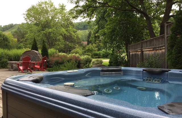 Luxury Collingwood Retreat On A Stunning 1/2 Acre Lot