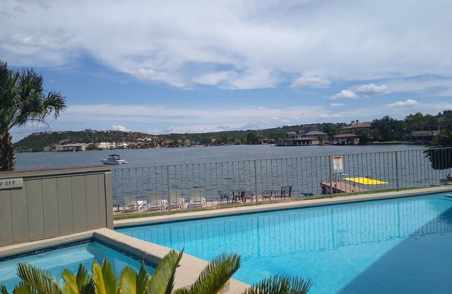 Luxury condo, DISCOUNTED RATES…steps to Lake, sleeps 10, near Yacht Club!
