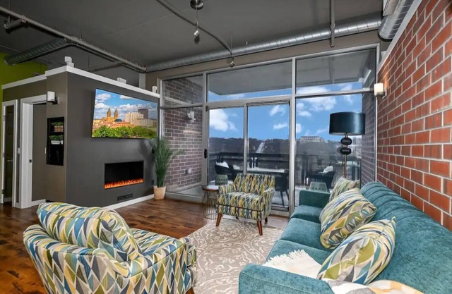 Luxury Condo in Akron Northside District. Level 2 EV Charging complimentary !